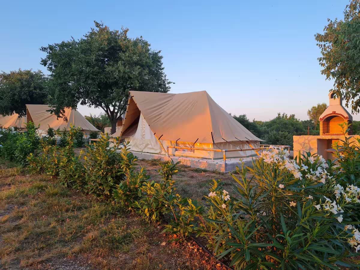 Glamping · šator-kućica
